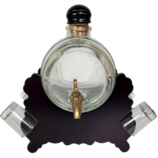 Стъклено буре за алкохол 1 литър с месингова канелка и 4 шот чаши, разположени върху тъмна дървена стойка