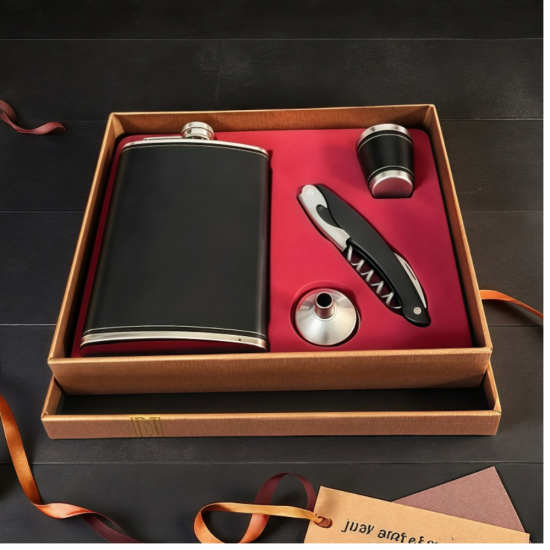 Идеален подарък за стилни мъже Елегантна подаръчна кутия с червена вътрешност, съдържаща черна манерка с еко кожа, метална чашка с кожа, фуния и мултифункционален тирбушон