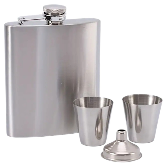 Елегантен подаръчен комплект, включващ манерка от полирана неръждаема стомана, две метални чаши и фуния, подредени върху черна кутия