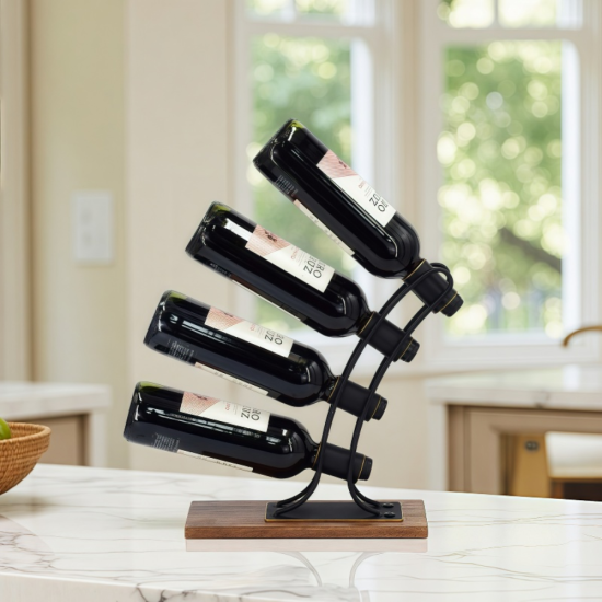 Вертикална метална стойка за 4 бутилки вино с черни извити държачи и стабилна дървена основа, разположена върху плот