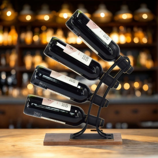 Вертикална метална стойка за 4 бутилки вино с черни извити държачи и стабилна дървена основа, разположена върху плот