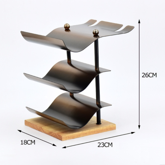 Вертикална метална стойка с дървена основа, държаща три легнали бутилки вино и две висящи чаши на върха